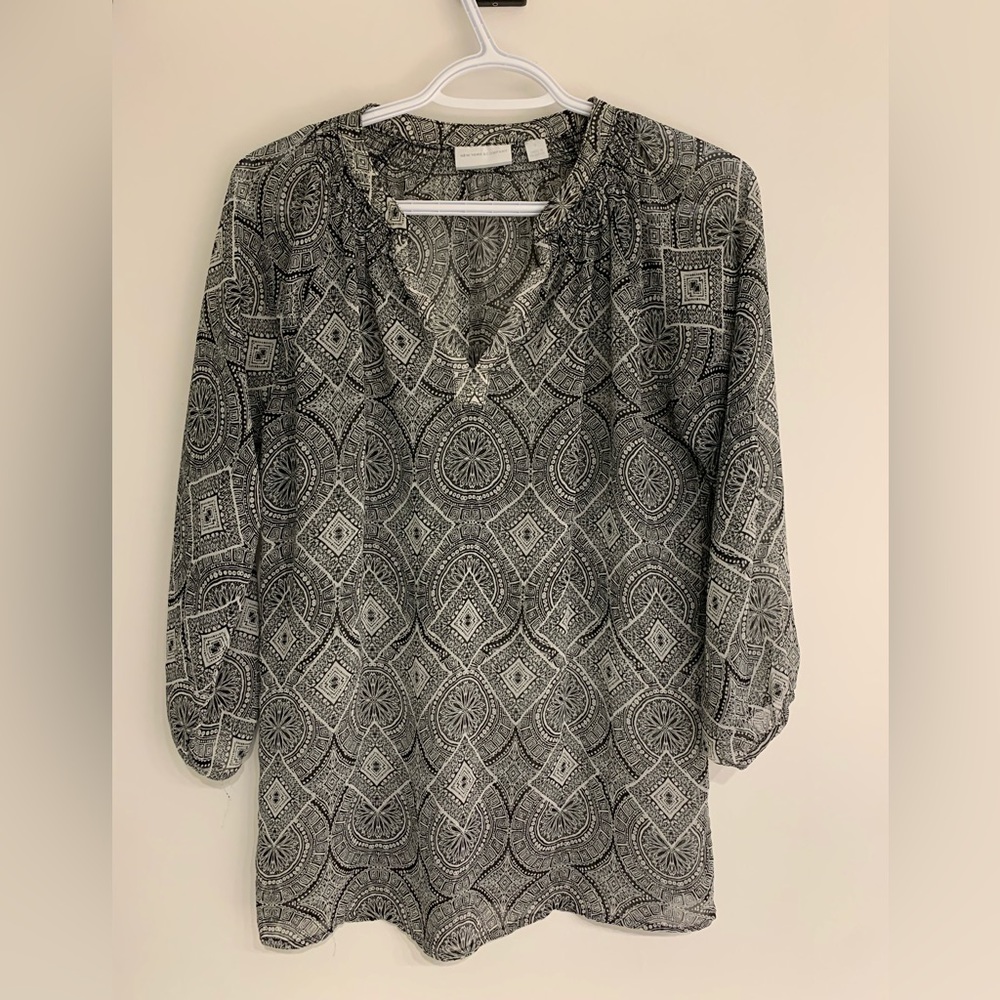 Black & White New York & Company blouse. Size S.